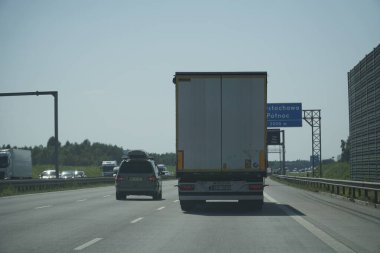 Lodz Voyvoda, Polonya - 14 Ağustos 2025 - S8 Otoyol Kesişme Alanından geçen Beyaz Lojistik Kamyonu