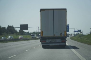 Lodz Voyvoda, Polonya - 14 Ağustos 2025 - S8 Otoyolu 'nda Hızlı Süren Beyaz Kargo Kamyonu