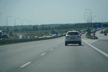 Lodz Voyvoda, Polonya - 14 Ağustos 2025 - S8 Otobanının Modern Bölümü 'nde Sürülen Beyaz Yolcu Aracı