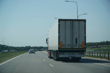Lodz Voyvoda, Polonya - 14 Ağustos 2025 - Beyaz Lojistik Truck Multi Lane Otoyolu 'nda