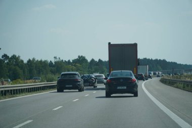 Silezya Voyvoda, Polonya - 14 Ağustos 2025 - A1 Otoyolu 'nda Katowice' ye doğru giden araçların trafik sıkışıklığı