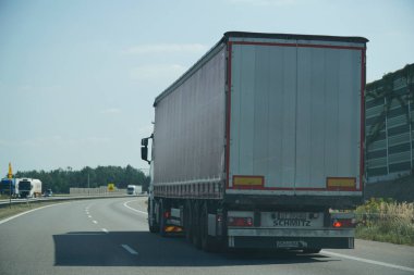 Silezya Voyvoda 'sı, Polonya - 14 Ağustos 2025 - A1' de güneye giden Beyaz Yarı Karavanın Arka Manzarası