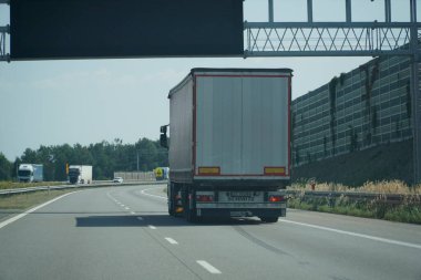 Silezya Voyvoda, Polonya - 14 Ağustos 2025 - Lojistik Kamyonu A1 üzerinde Gantry Otoyolu 'nun altından geçiyor