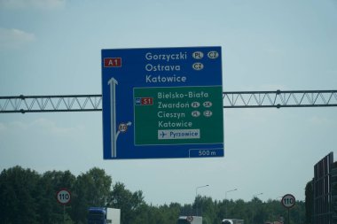 Silezya Voyvoda, Polonya - 14 Ağustos 2025 - Pyrzowice ve Ostrava 'yı gösteren A1 üzerinde Büyük Gantry İşareti