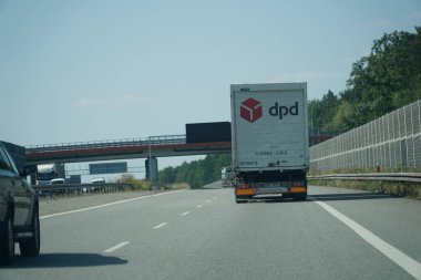 Silezya Voyvoda, Polonya - 14 Ağustos 2025 - A1 Karayolu 'ndaki Beyaz Kurye Karavanının Arka Manzarası