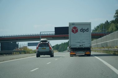 Silezya Voyvoda, Polonya - 14 Ağustos 2025 - A1 Otoyolu üzerinde Beyaz Lojistik Kamyonu Yolcu Arabası Geçiyor