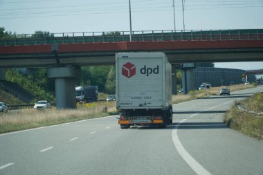 Silezya Voyvoda, Polonya - 14 Ağustos 2025 - A1 Otoyolu 'nda Beyaz Kurye Taşıma Traktörü