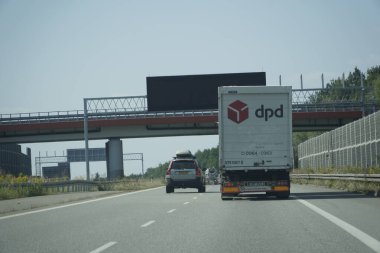 Silezya Voyvoda 'sı, Polonya - 14 Ağustos 2025 - A1 üzerinde Electronic Gantry altında Beyaz Semi Karavan Sürüşü