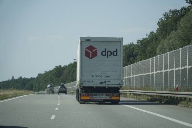 Silezya Voyvoda 'sı, Polonya - 14 Ağustos 2025 - A1 Otoyolu üzerindeki Ses Bariyerleri boyunca ilerleyen Ticari Kurye Kamyonu