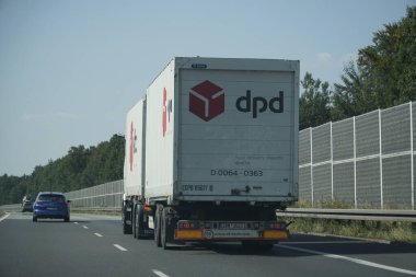 Silezya Voyvoda 'sı, Polonya - 14 Ağustos 2025 - Beyaz Kurye Kamyonu Güney A1 Otoyolu' nda