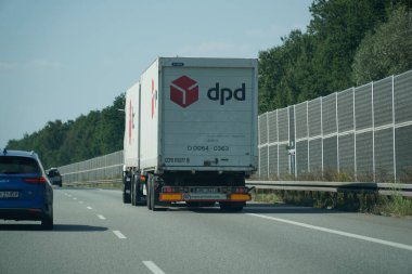 Silezya Voyvoda, Polonya - 14 Ağustos 2025 - Lojistik Araç Gün Işığında A1 Otoyolunda Seyahat