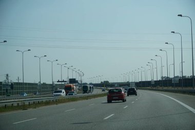 Silezya Voyvoda, Polonya - 14 Ağustos 2025 - Silezya 'da A1 Otoyolunun Eğri Kesiminde Yürüyen Araçlar