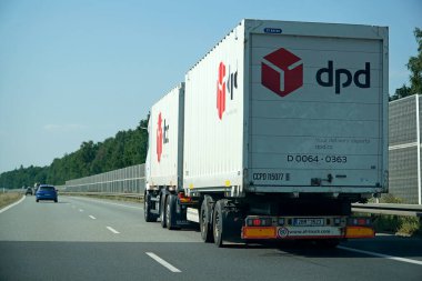 Silezya Voyvoda, Polonya - 14 Ağustos 2025 - A1 Karayolu 'ndaki Büyük Kurye Karavanının Yan Görüş Alanı