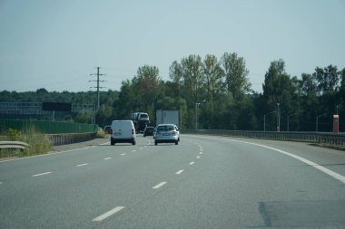 Silezya Voyvoda, Polonya - 14 Ağustos 2025 - Modern Polonya A1 Otoyolu 'nda Hafif Trafik Akışı