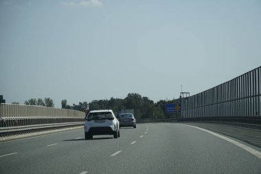 Silezya Voyvoda, Polonya - 14 Ağustos 2025 - A1 Otobanındaki Beyaz SUV Ses Koruma Duvarlarını Geçiyor