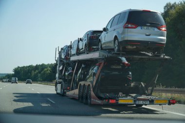 Silezya Voyvoda Silezya, Polonya - 14 Ağustos 2025 - Büyük Araba Taşıyıcı Karavanı Güney 'e Gidiyor