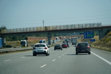 Silezya Voyvoda, Polonya - 14 Ağustos 2025 - Gliwice kavşağı yakınlarındaki Otoyol Köprüsü 'nün altından geçen araçlar