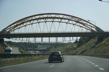 Silezya Voyvoda 'sı, Polonya - 14 Ağustos 2025 - A1 Otoyolu üzerindeki Arch Köprüsü' nün altında Siyah Araba