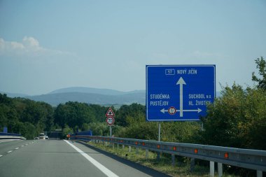 Moravya Silezya Bölgesi, Çek Cumhuriyeti - 14 Ağustos 2025 - Çek Otoyolu üzerindeki Novy Jicin 'e Mavi Yol İşareti