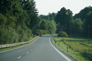 Moravya Silezya Bölgesi, Çek Cumhuriyeti - 14 Ağustos 2025 - Moravya 'nın Yeşil Tepeleri' nden geçen Manzaralı Yol