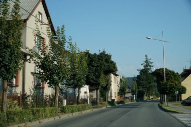 Moravya Silezya Bölgesi, Çek Cumhuriyeti - 14 Ağustos 2025 - Küçük Çek Köyü 'ndeki ana cadde boyunca evler