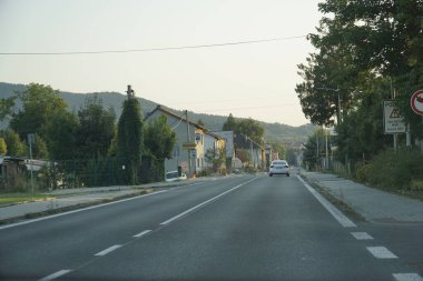Moravya Silezya Bölgesi, Çek Cumhuriyeti - 14 Ağustos 2025 - Çek Kırsalının Kırsal Bölgesindeki Boş Yol Perspektifi