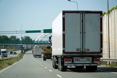 Beyaz Teslimat Minibüsü Çok Yollu Otoyolda