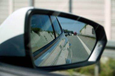 Otobanda Yürüyen Aracın Yan Ayna Görünümü