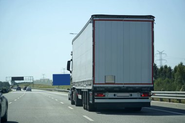 Otoyoldaki Beyaz Yarı Karavanın Arka Görünümü