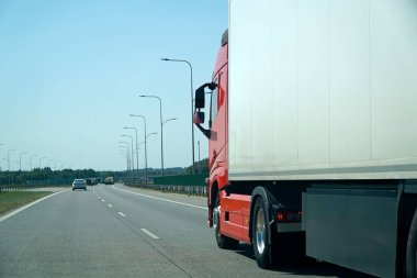 Kırmızı Teslimat Kamyonu Kargo Taşıma Otobanı