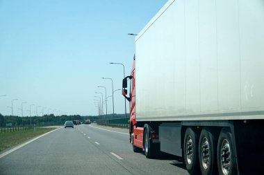 Otoyolda Beyaz Kutu Kamyonu Sürüşü