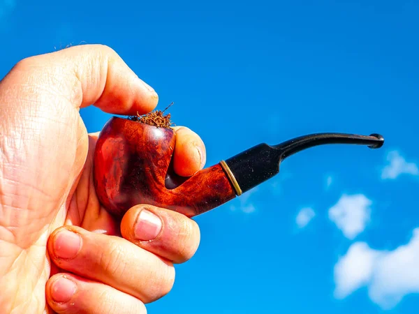 Tubulação Madeira Fumo Para Tabaco Mão Contra Fundo Azul Céu — Fotografia de Stock