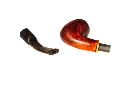 Beyaz arka planda tütün için pipo içmek. Tütün tiryakisi piposu. Gölgeler. Kötü alışkanlıklar. Nikotin. Sağlığa zararlı. Ahşap. Arkaplan resmi. Mesajın için yer aç. Poster.