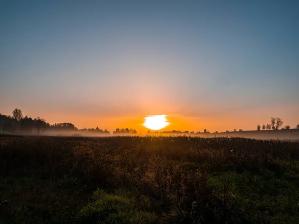 Naranja Amanecer Sobre Prado Niebla Puesta Sol Naranja Sobre Horizonte — Foto de Stock