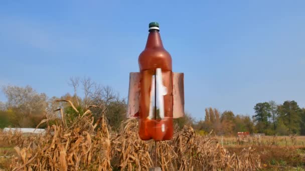 Rotating Plastic Bottle Scares Birds Garden Plastic Bottle Spinning Wind — Stock Video