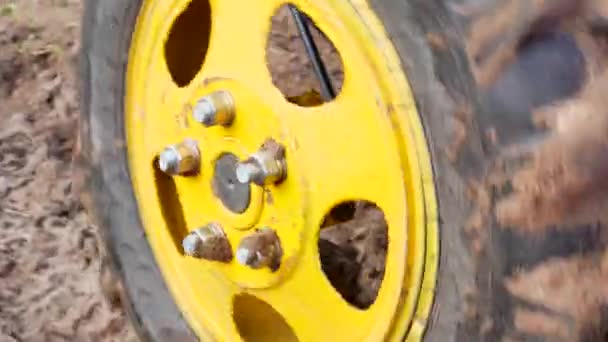 Roue Jaune Tracteur Sur Champ Ferme Motoblock Est Une Ferme — Video