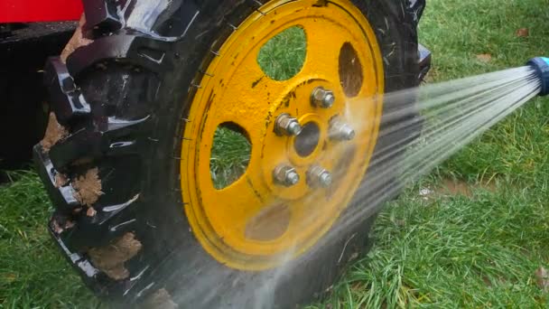 Vrachtwagenwielen Wassen Met Een Slang Met Water Het Vuile Tractorwiel — Stockvideo