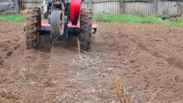 Traktörün Arkasında Yürüyüş Yaparak Bir Çiftlik Arazisini Işliyorum Traktörün Arkasında — Stok video