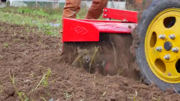 Procesando Campo Agrícola Con Paseo Detrás Del Tractor Cultivo Tierra — Vídeo de stock