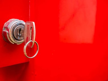 Kırmızı arka plandaki anahtar deliğinde. Arabanın kontak anahtarı. Kapı kilidi. Kapıyı aç ya da kapat. Mülk koruması. Güvenlik sistemi. Özel mülk. Banka güvende. Metal kasa. Bagaj deposu.