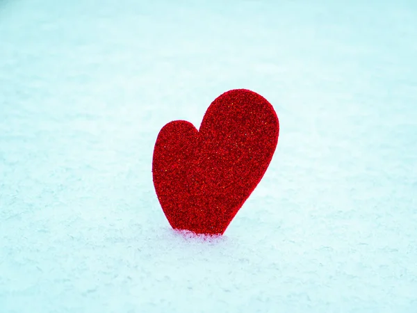 白い雪の上にバレンタインレッドハートシンボル バレンタインデー 赤いバレンタイン ハートシンボル 愛の日 2月のごちそう バレンタインデーの休日 運命だ 婚約だ 結婚式 — ストック写真
