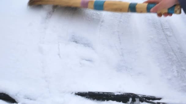 Czyszczenie Okien Samochodu Pokrytych Śniegiem Miotłą Czyszczenie Szyb Samochodowych Sezon — Wideo stockowe