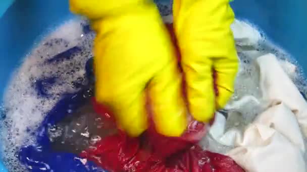 Ручне прання одягу в пластиковій мисці . — стокове відео