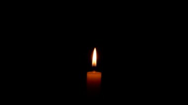 Karanlıkta yanan bir mum alevi. Mum ateşi alevi. Karanlıkta ateş. Anma Günü. Bir dakikalık sessizlik. Cenaze hizmetleri. Anma Günü 'nde musibet. Metin için yer.