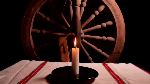 Karanlıkta Bir Masanın Üzerinde Yanan Mum Mum Ateşi Alevi Hafıza — Stok video