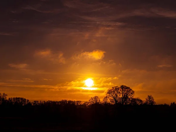 Naranja puesta de sol soleado en el cielo nublado. — Foto de Stock