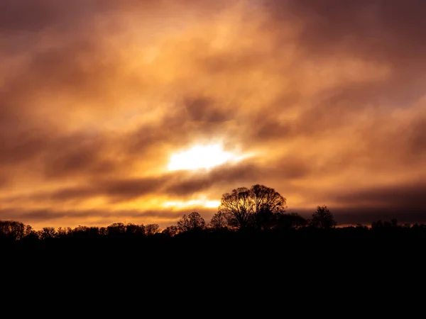 Naranja puesta de sol soleado en el cielo nublado. — Foto de Stock