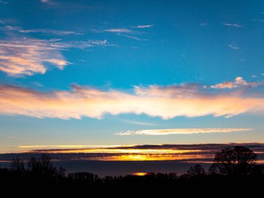 Ufukta gün doğumu bulutlarla.