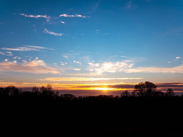 Morgendlicher Sonnenaufgang am Horizont mit Wolken. — Stockfoto