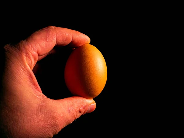 Пасхальні Курячі Яйця Руці Чорному Тлі Пасхальні Курячі Яйця Христос — стокове фото